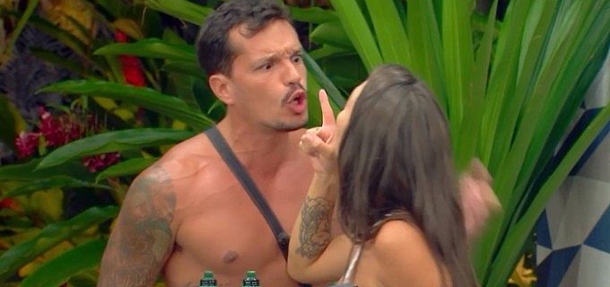 Participante é expulso de reality show após dar cotovelada em mulher