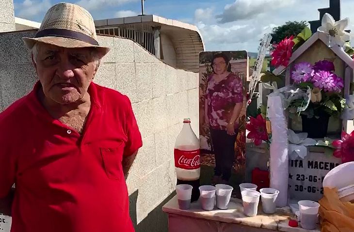 Vídeo: viúvo reúne amigos e parentes para festejar aniversário de esposa em cemitério no interior de AL