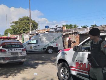 Mulher é encontrada morta por tiros em cima da cama