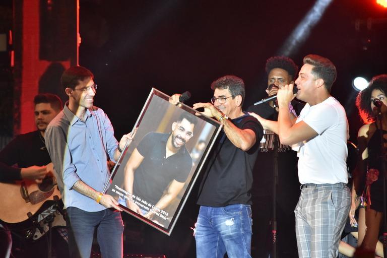 Após morte trágica de Gabriel Diniz, Wesley Safadão presta homenagem comovente e deixa público impressionado