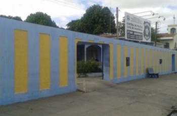 Por ciúmes da esposa, homem fere vizinho com garfo