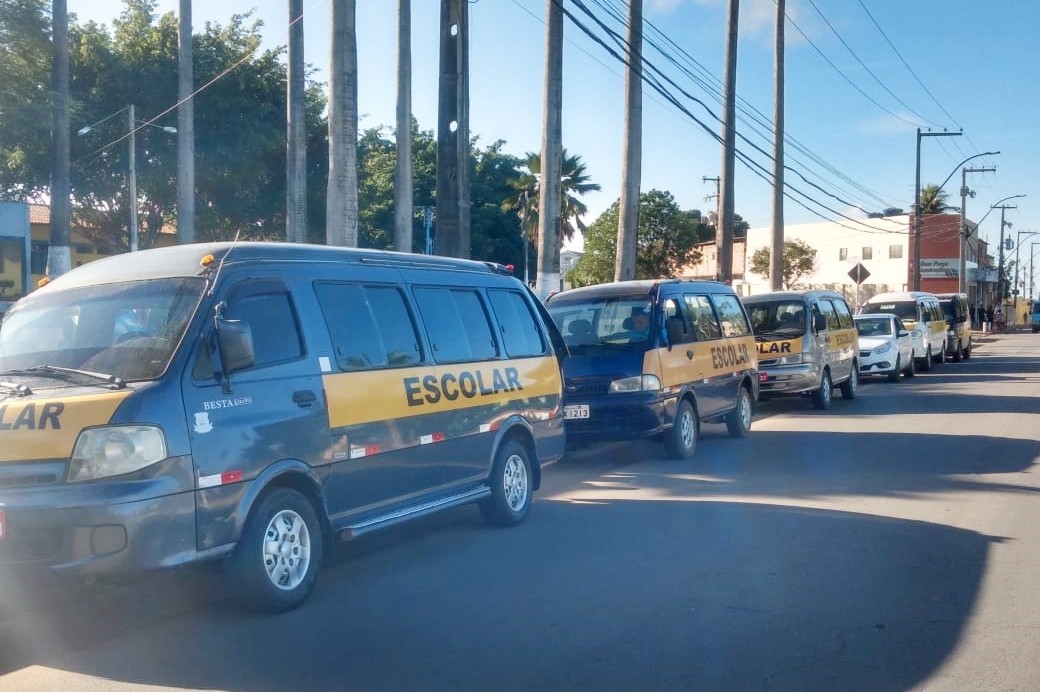 Transportadores escolares de Palmeira dos Índios paralisam por falta de pagamento