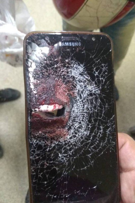 PM é ferido de raspão após bala ser amortecida por celular