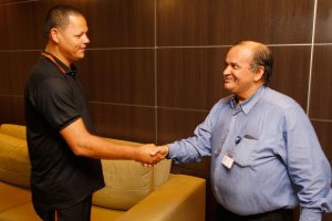 Faxineiro encontra R$ 1,2 mil em banheiro do TJ-AL e devolve ao dono