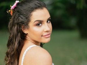 Blogueira que se casou consigo mesma morre um dia após cerimônia