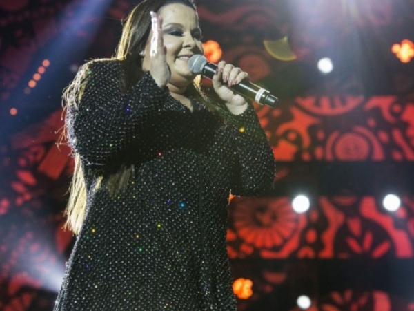 Fãs de Maiara tentam invadir banheiro, ficam presas e cantora se assusta