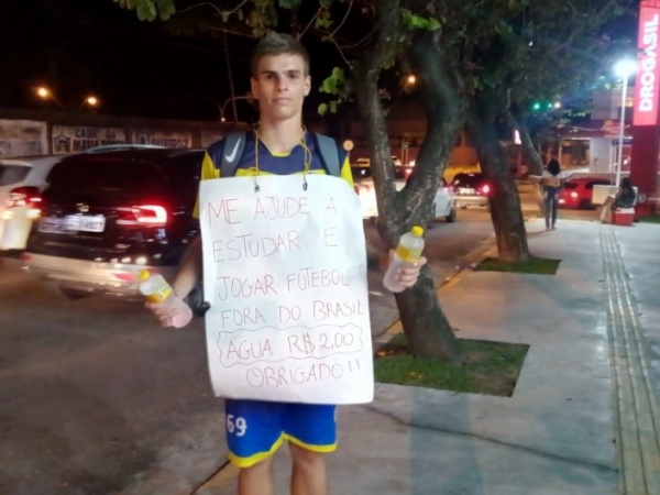 Estudante vende água para arrecadar dinheiro para estudar fora do Brasil