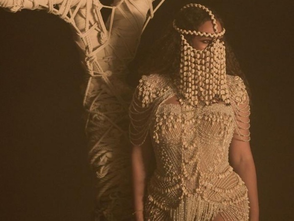 Beyoncé usa look de marca brasileira no valor de R$ 13 mil em novo clipe