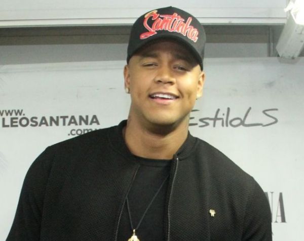 Léo Santana lamenta morte de funcionários após grave acidente com caminhão da banda