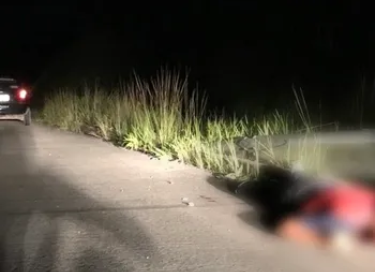 Criminosos interceptam van, identificam e matam passageiro