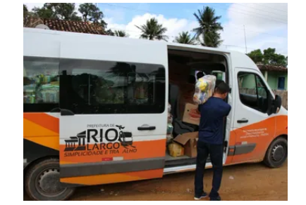 Prefeitura de Rio Largo entrega cestas básicas para trabalhadores da Usina Utinga que estão com salários atrasados