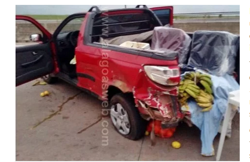 Veículos rodam na pista após colisão na BR-101