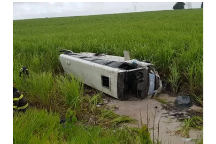 (Vídeo) Seis pessoas ficam feridas após micro-ônibus capotar na BR-101, em Alagoas; veja vídeo