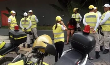 Mulher é levada a hospital psiquiátrico após confusão em ônibus