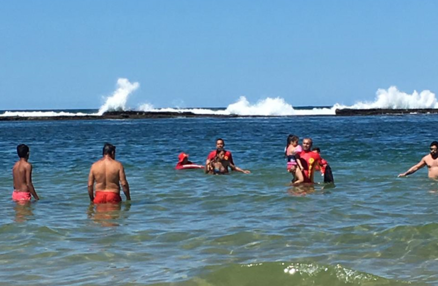 Guarda-vidas salvam mãe e filha de afogamento na Praia do Francês