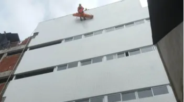 Funcionário de construção cai de laje de edifício, no Farol; veja vídeo
