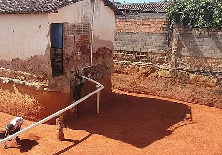 Idosas são resgatadas após escavar residência por mais de oito anos