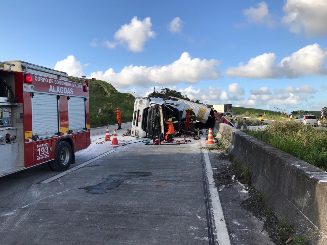 Motorista fica preso às ferragens após capotamento de carreta na BR-101
