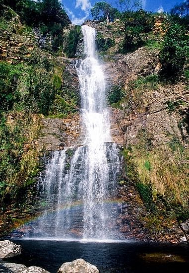 Dois amigos morrem ao tentar fazer selfie em cachoeira de MG