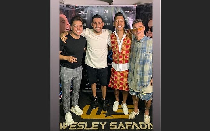 De férias em Alagoas, Firmino curte arraiá com Coutinho, Mano Walter e Safadão; veja vídeo