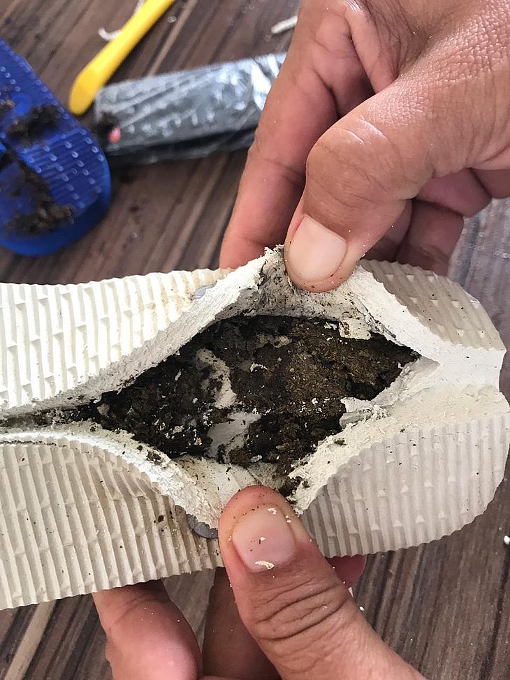 Vídeo: mulher é presa ao tentar entrar em presídio com maconha escondida em sandálias