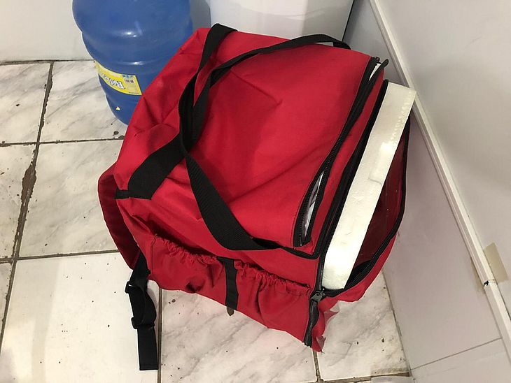 Com mochila de aplicativo, homem entregava drogas no lugar de comida