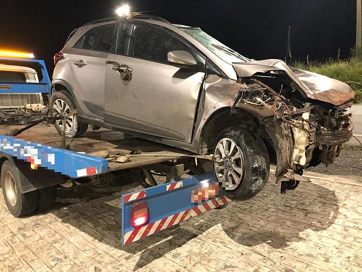 Médica alagoana sofre grave acidente com carro em rodovia de Pernambuco