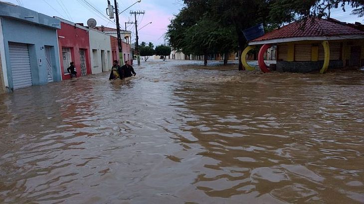 Nova barragem racha e prefeitura emite alerta de enxurrada na Bahia