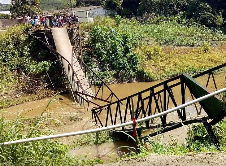 Passarela de pedestres desaba sobre riacho em São Luís do Quitunde