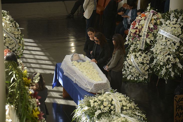 Amigos e admiradores se despedem de Paulo Henrique Amorim