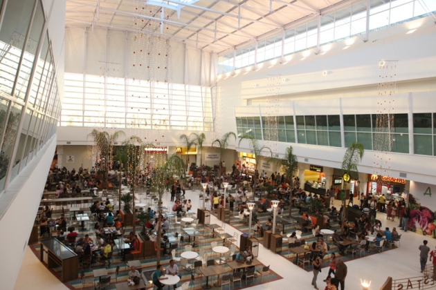 Suspeito de roubo atira contra militares e morre dentro de shopping