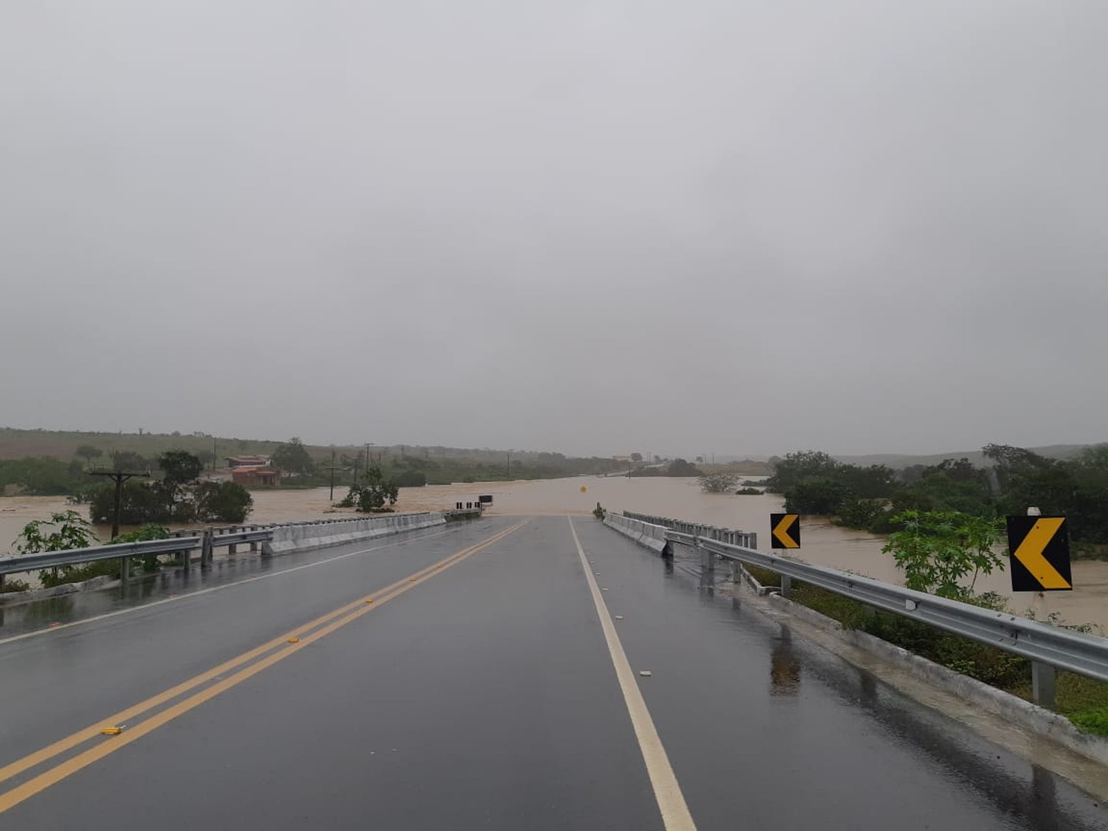 Barragem se rompe e atinge duas cidades na Bahia