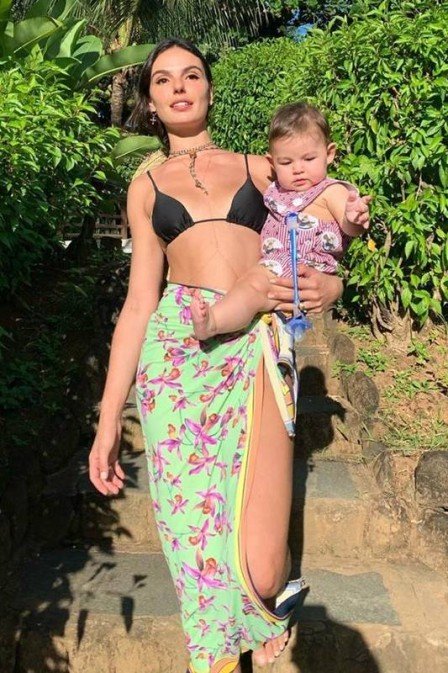 Isis Valverde curte Fernando de Noronha com o filho Rael, de 7 meses