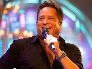 Leonardo ironiza open bar de água em shows de Sandy e Junior