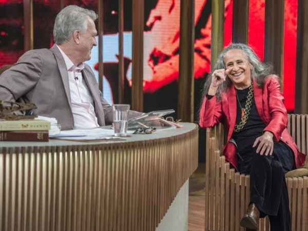 Maria Bethânia revê imagens raras e fala de namoro com Fábio Jr.