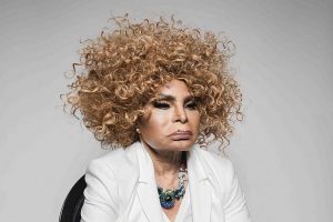 “Quanto mais você se encolhe, pior”, diz Elza Soares sobre política