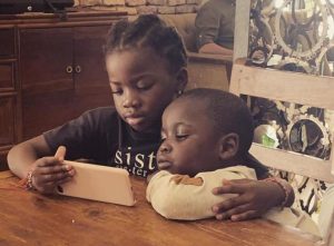 Madrinha divulga foto fofa de Titi com segundo filho de Gio e Bruno Gagliasso