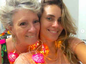 Carol Dieckmann anuncia morte da mãe e comove web: ‘Coração queimando’