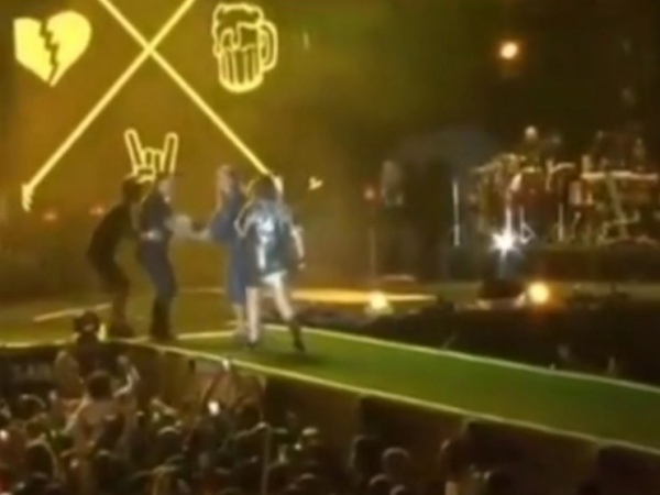 vete “invade” palco de Marília Mendonça e seguranças tentam barrar