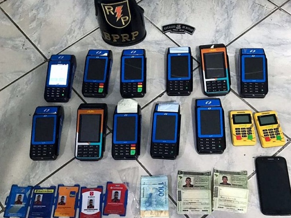 Turista de SP é preso com drogas, dinheiro falso e crachás de bancos em hotel