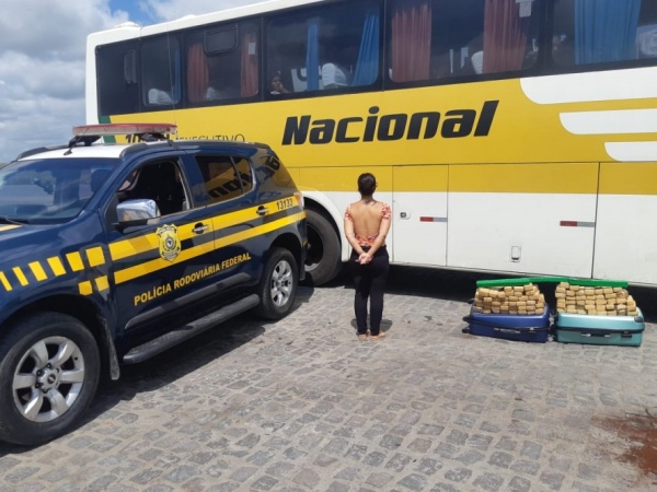 PRF apreende 44 kg de maconha em malas de passageira de ônibus em Rio Largo