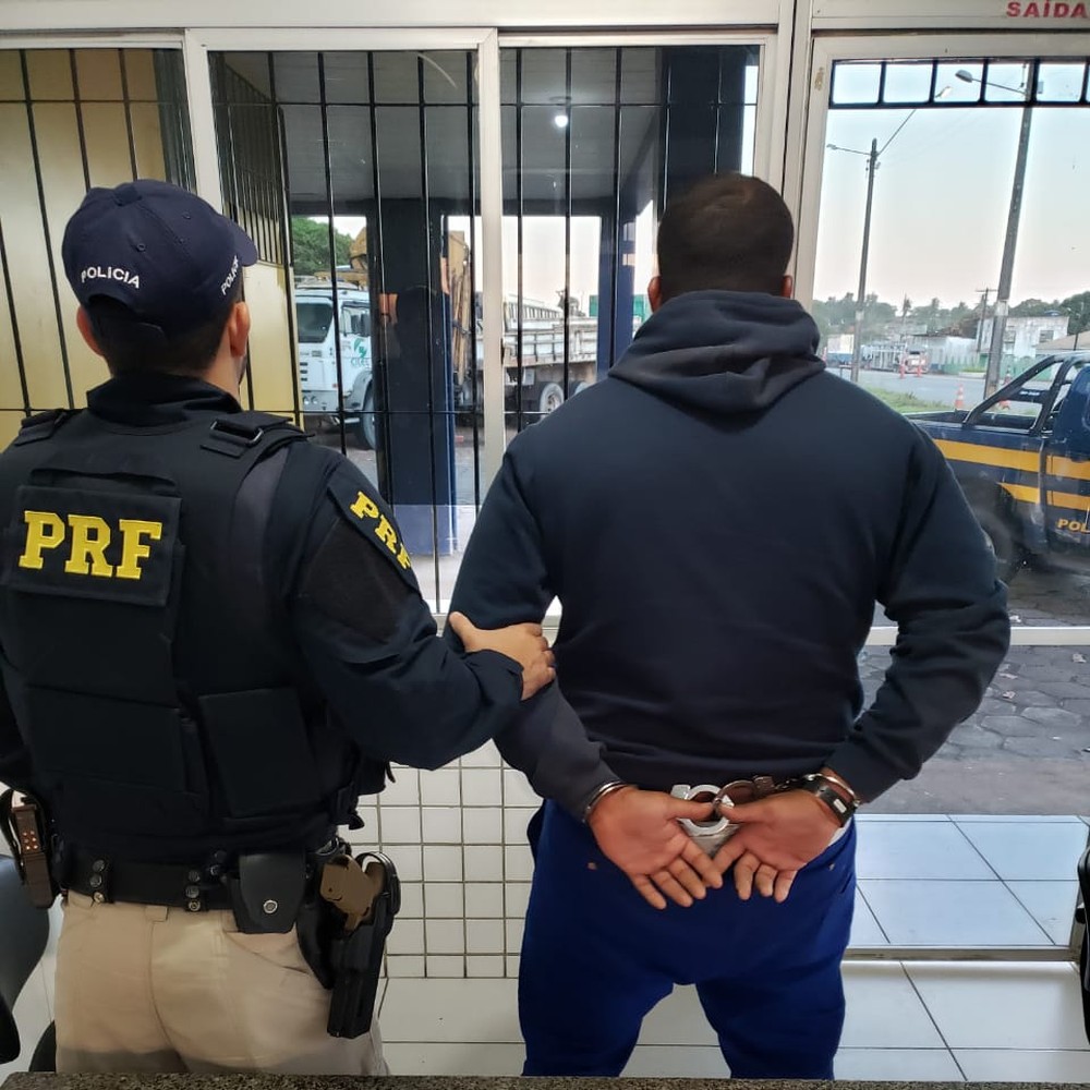 Caminhoneiro flagrado com arma e droga é preso na BR-101, em AL