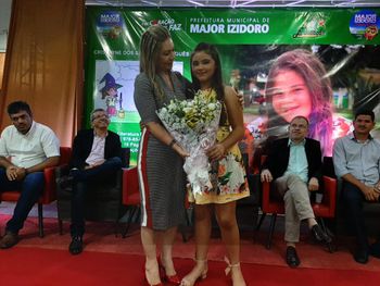 Alagoana de apenas 10 anos, lança livro em meio às festividades de seu município