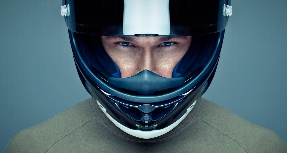 Trafegar com a viseira do capacete levantada gera multa? Descubra!