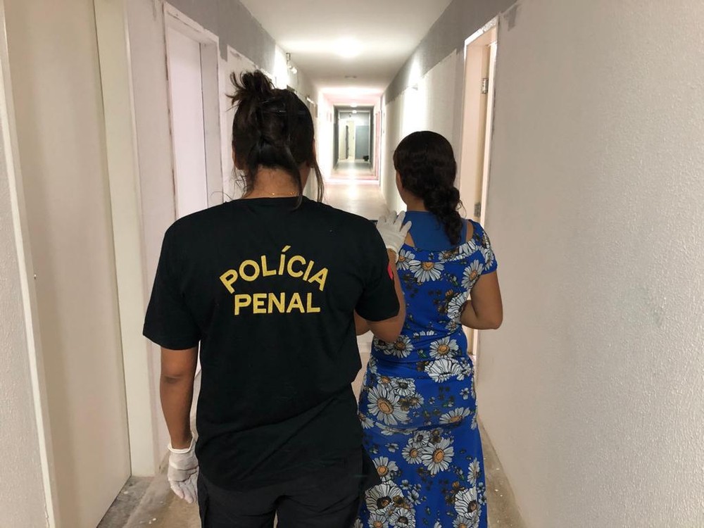 Mulher é detida ao tentar entrar com maconha no sistema prisional, em Maceió