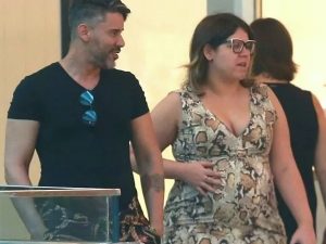 Em passeio, Marília Mendonça mostra barrigão da gravidez com vestidinho justo