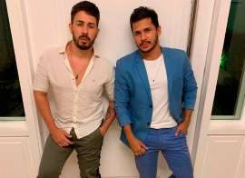 Carlinhos Maia e Lucas Guimarães se beijam pela primeira vez em vídeo