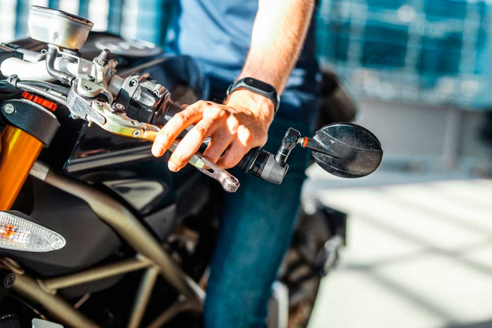 Moto barulhenta dá multa?