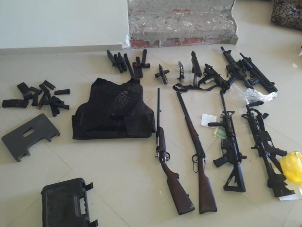 Mulher é presa em Maceió com granadas, fuzis e uniformes com identificação da Polícia Civil