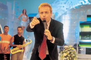 Homem se passa por assessor de Gugu e organiza velório falso com famosos